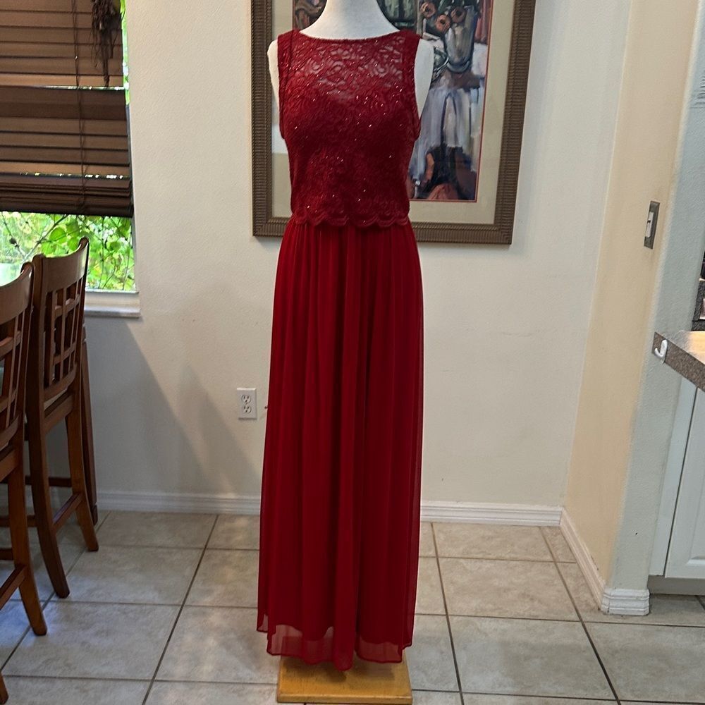 NW NIGHTWAY Elegant Red Lace Evening Gown w/ Open Back Size 8